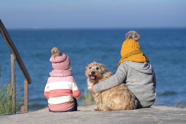 zwei Kinder an der Nordsee mit Hund