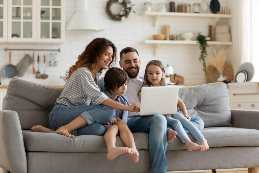 Eine fröhliche Familie vor dem Laptop