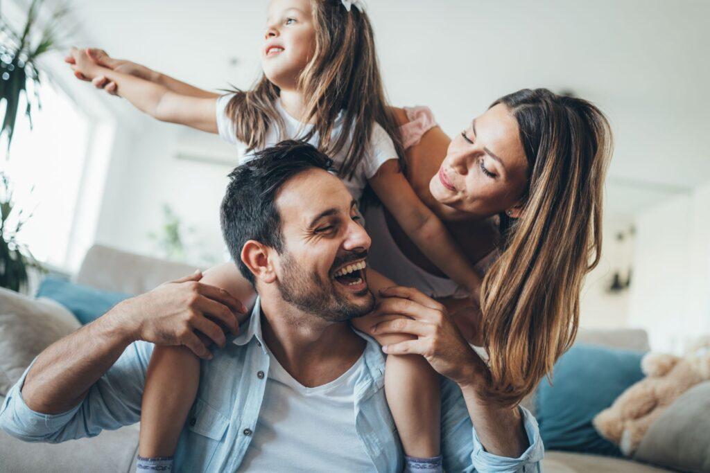 Eine glückliche Familie mit Vater, Mutter und Tochter