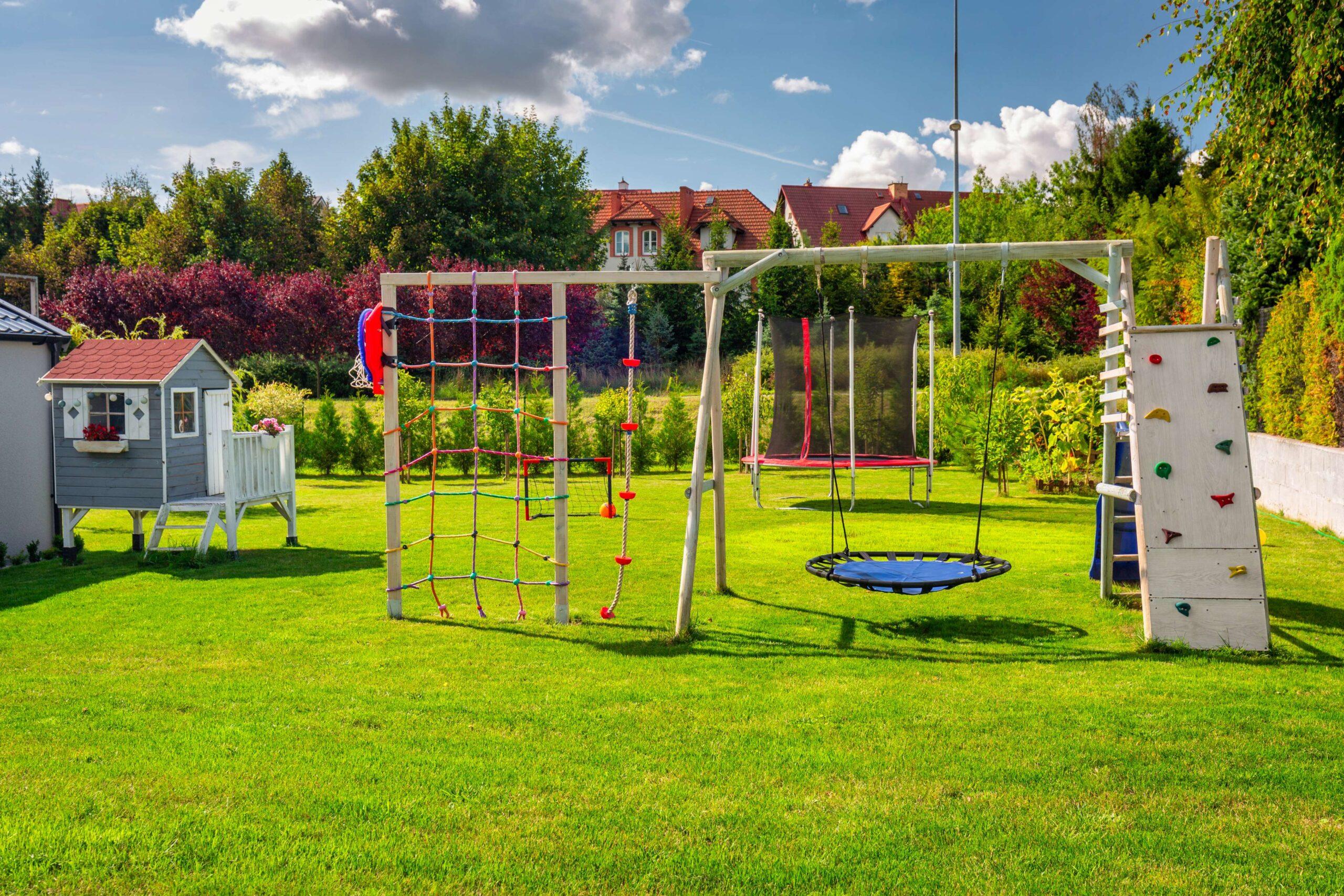 Ein Garten mit Spielplatzgeräten