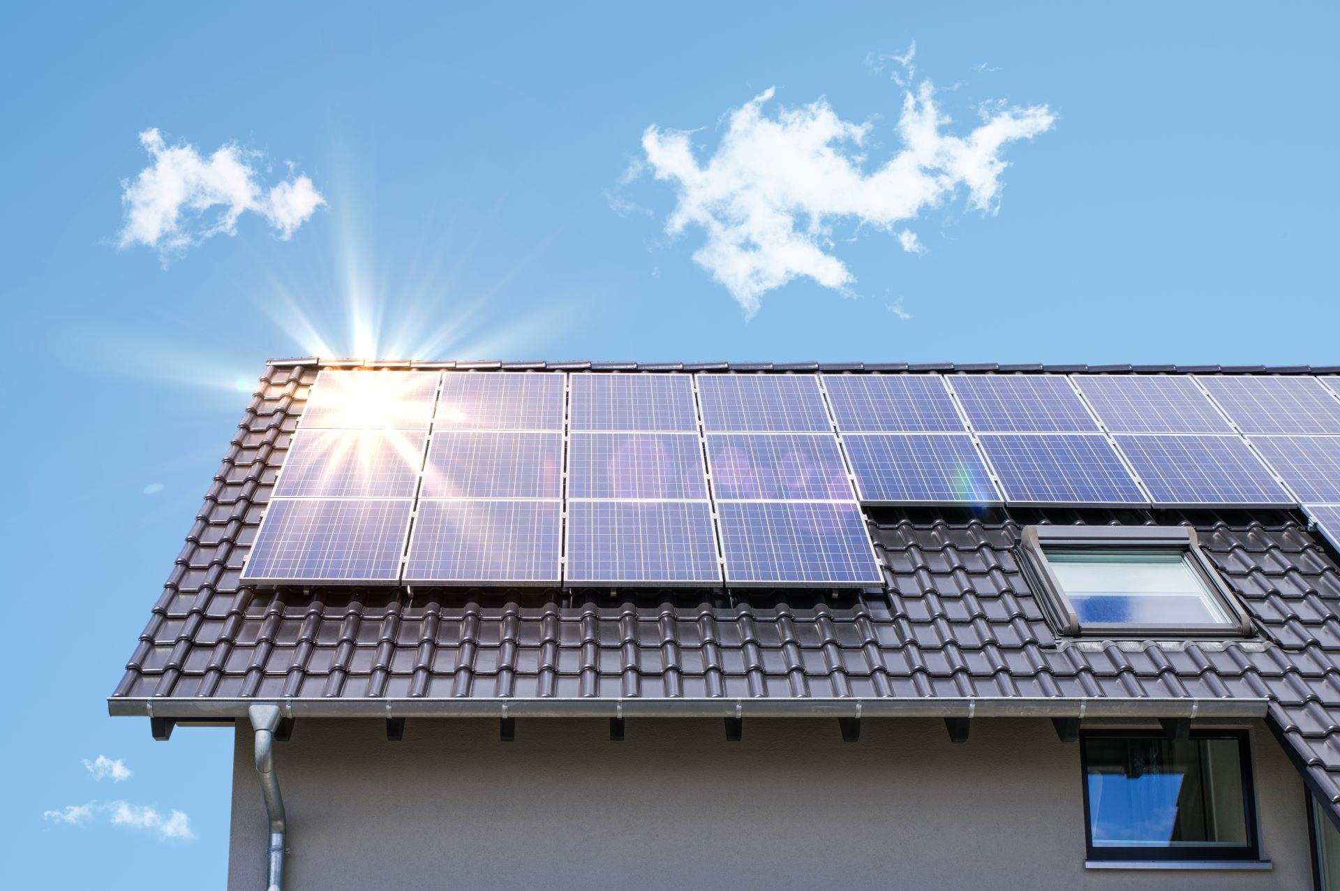 Solaranlage auf einem Hausdach, die im Sonnenlicht glänzt. Das Bild zeigt die effiziente Nutzung von Solarenergie für nachhaltige Stromerzeugung im Eigenheim