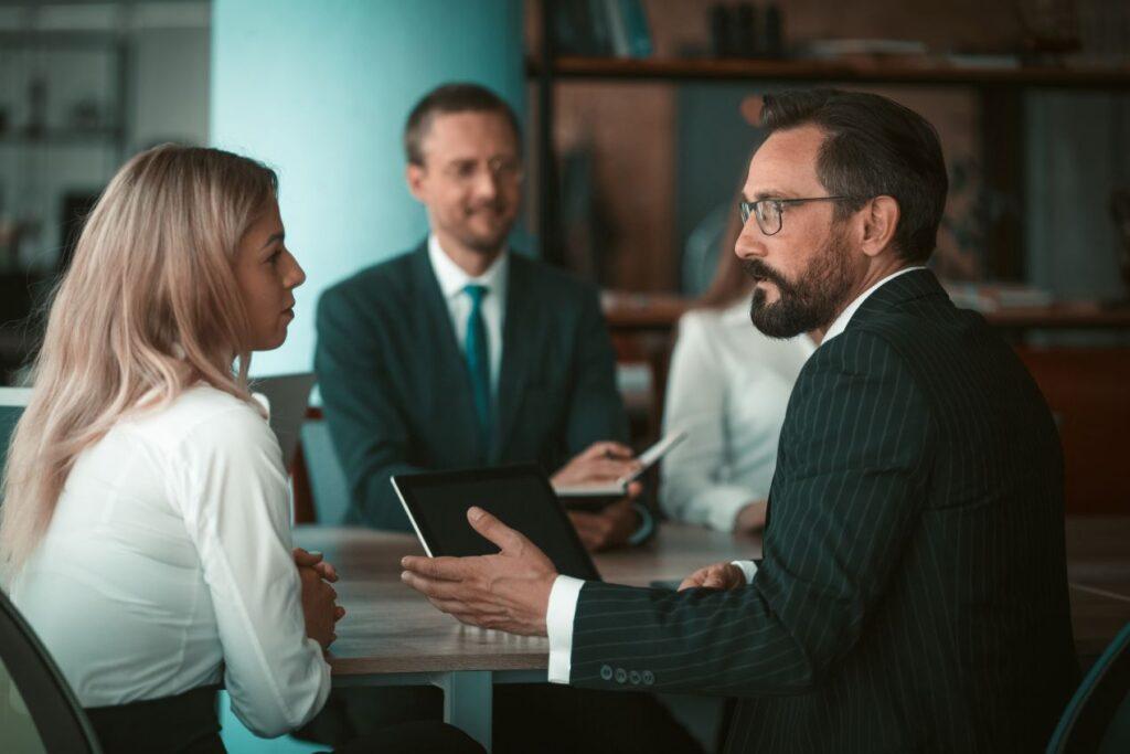 Geschäftliches Meeting zwischen Unternehmensleitung und einer Employer Branding Agentur zur Optimierung der Arbeitgebermarke