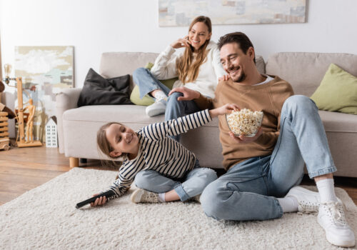 Wie man ein harmonisches Wohnzimmer für die ganze Familie gestaltet