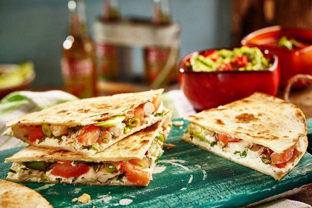 Frisch zubereitete Quesadilla mit Tomaten und Guacamole.