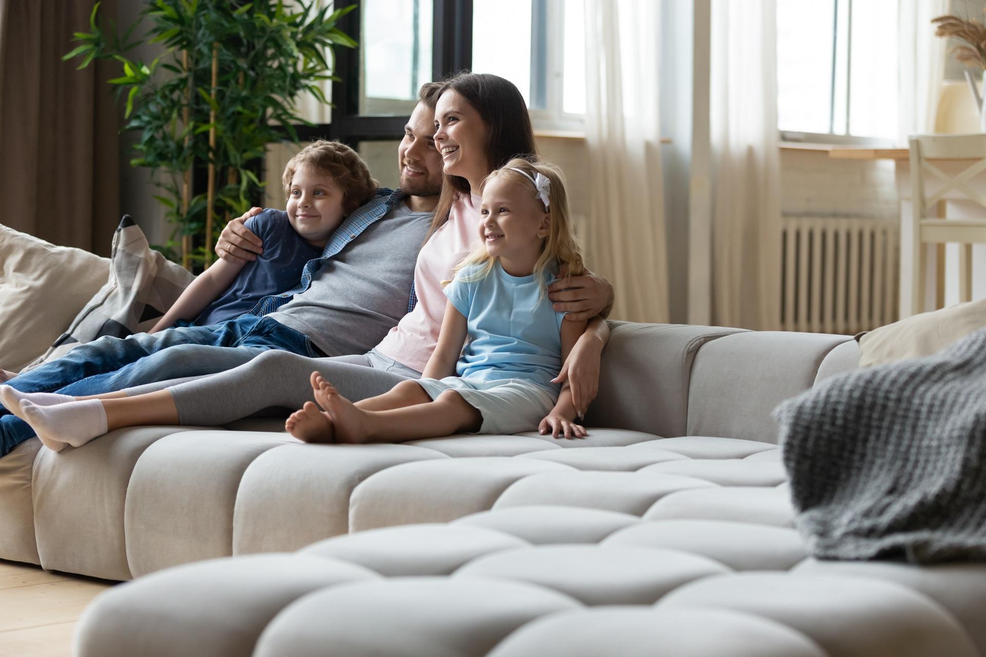 Familie entspannt auf Sofa | Kaminofen Speckstein