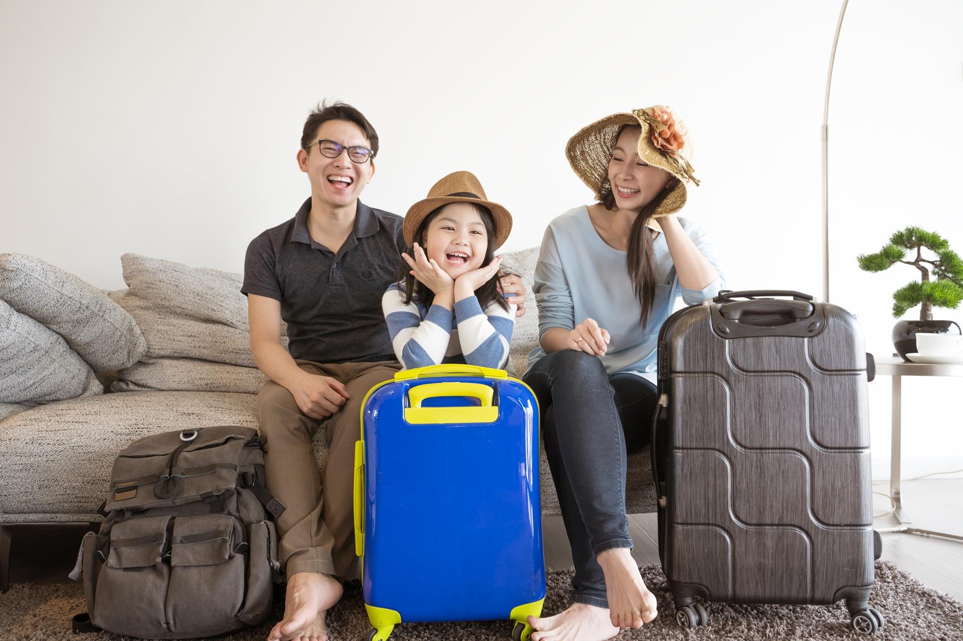 Fröhliche Familie mit Koffern vor Abflug | Lufthansa First Class

