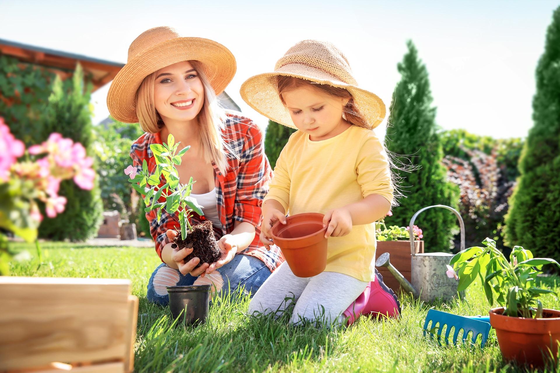 Pflanzen mit Kindern im Garten | Terrassenüberdachung Freiburg

