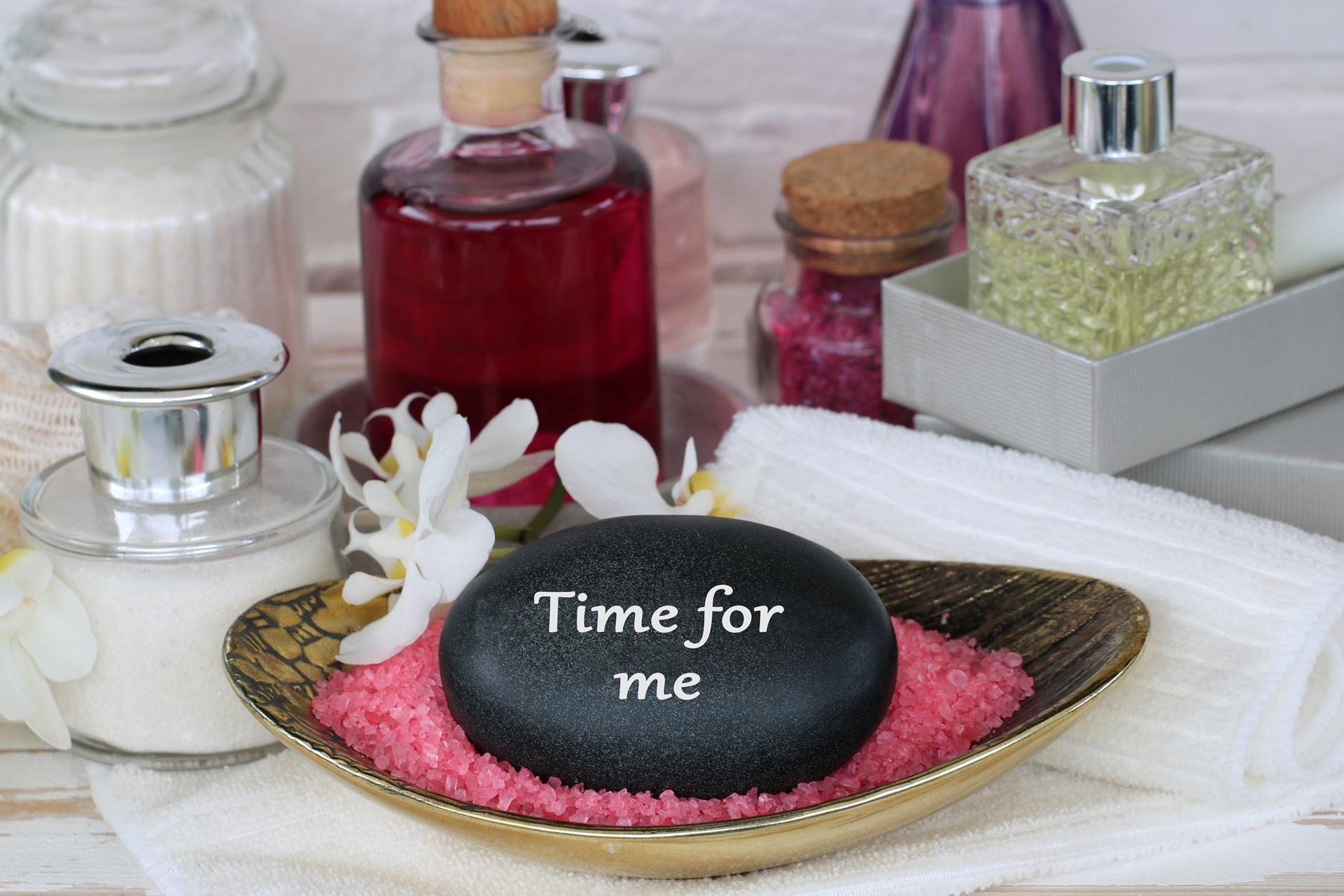 Wellness-Accessoires und Stein mit Aufschrift Time for me | Base Liquid